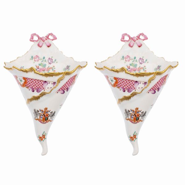 Coppia di cornucopie da parete in porcellana policroma  - Asta Arredi, Sculture, Dipinti Antichi e del XIX Secolo - Associazione Nazionale - Case d'Asta italiane