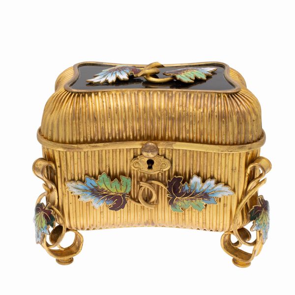 Cofanetto portagioie in metallo dorato  - Asta Arredi, Sculture, Dipinti Antichi e del XIX Secolo - Associazione Nazionale - Case d'Asta italiane