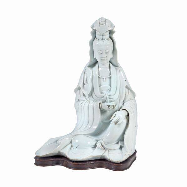 Figura di Guanyin in blanc de Chine  - Asta Arredi, Sculture, Dipinti Antichi e del XIX Secolo - Associazione Nazionale - Case d'Asta italiane