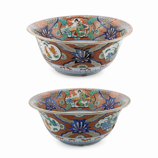 Coppia di grandi bacili in porcellana policroma  - Asta Arredi, Sculture, Dipinti Antichi e del XIX Secolo - Associazione Nazionale - Case d'Asta italiane