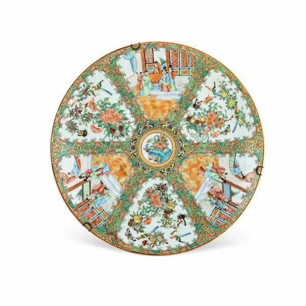 Piatto in porcellana Famiglia Rosa  - Asta Arredi, Sculture, Dipinti Antichi e del XIX Secolo - Associazione Nazionale - Case d'Asta italiane