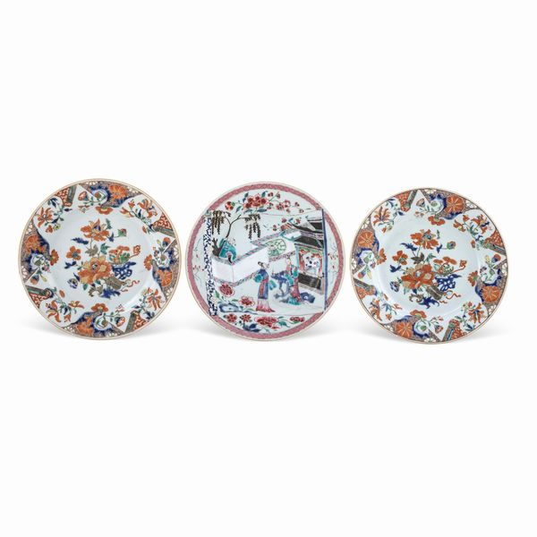 Gruppo di tre piatti in porcellana policroma  - Asta Arredi, Sculture, Dipinti Antichi e del XIX Secolo - Associazione Nazionale - Case d'Asta italiane