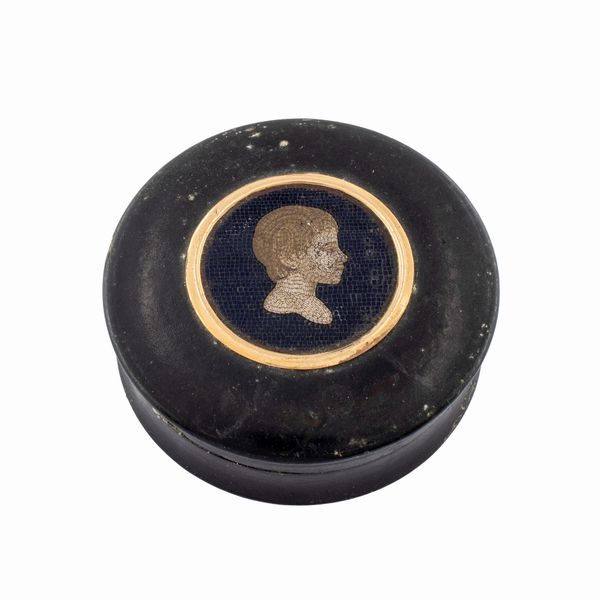 Tabacchiera in tartaruga e micromosaico  - Asta Arredi, Sculture, Dipinti Antichi e del XIX Secolo - Associazione Nazionale - Case d'Asta italiane