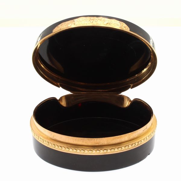 Tabacchiera in lacca, oro giallo e micromosaico  - Asta Arredi, Sculture, Dipinti Antichi e del XIX Secolo - Associazione Nazionale - Case d'Asta italiane