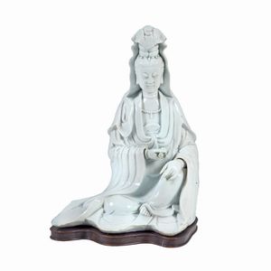 Figura di Guanyin in blanc de Chine  - Asta Arredi, Sculture, Dipinti Antichi e del XIX Secolo - Associazione Nazionale - Case d'Asta italiane
