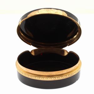 Tabacchiera in lacca, oro giallo e micromosaico  - Asta Arredi, Sculture, Dipinti Antichi e del XIX Secolo - Associazione Nazionale - Case d'Asta italiane