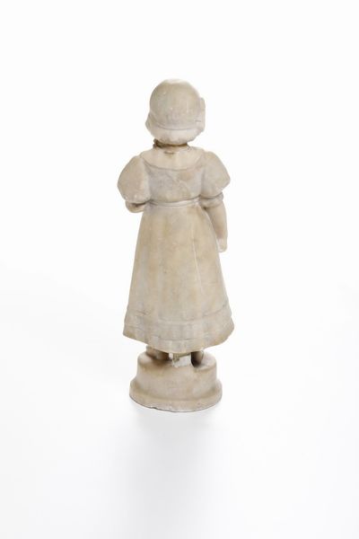 Manifattura Friedrich Goldscheider, XIX-XX secolo Bambina con mazzo di fiori  - Asta Scultura XIX-XX secolo - Associazione Nazionale - Case d'Asta italiane