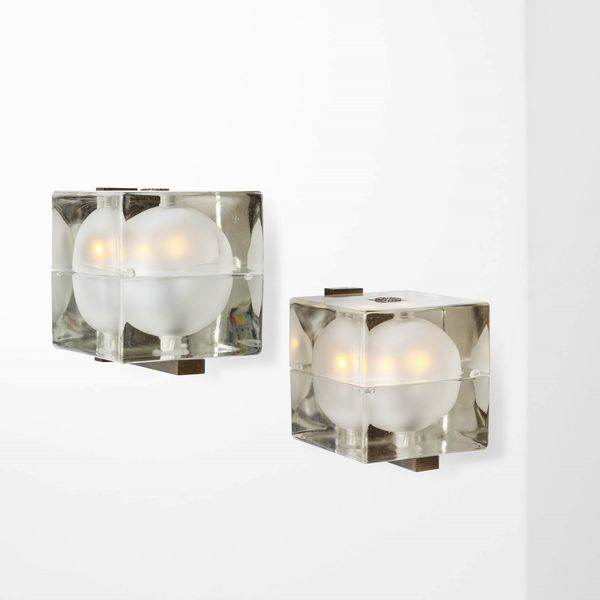 ALESSANDRO MENDINI : Due lampade a parete mod. Cubosfera  - Asta Design 200 - Associazione Nazionale - Case d'Asta italiane