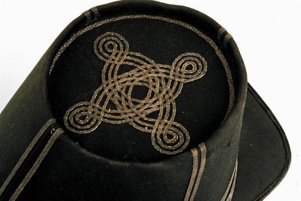 Bonetto da capitano del Reggimento Carabinieri Esteri  - Asta Rare Armi Antiche e Armature da Tutto il Mondo - Associazione Nazionale - Case d'Asta italiane