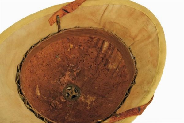 Casco coloniale da ufficiale del 5 reggimento lancieri di Novara  - Asta Rare Armi Antiche e Armature da Tutto il Mondo - Associazione Nazionale - Case d'Asta italiane