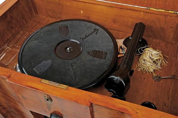 Grande Radio Marelli modello Assab  - Asta Rare Armi Antiche e Armature da Tutto il Mondo - Associazione Nazionale - Case d'Asta italiane