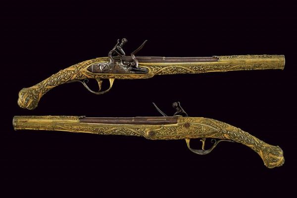 Bella coppia di pistole a pietra focaia con fornimenti intagliati  - Asta Rare Armi Antiche e Armature da Tutto il Mondo - Associazione Nazionale - Case d'Asta italiane