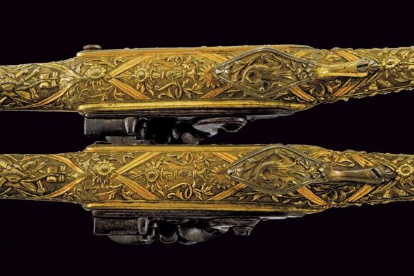 Bella coppia di pistole a pietra focaia con fornimenti intagliati  - Asta Rare Armi Antiche e Armature da Tutto il Mondo - Associazione Nazionale - Case d'Asta italiane
