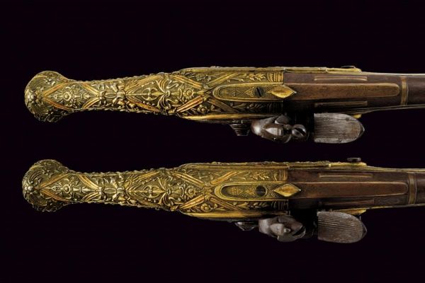 Bella coppia di pistole a pietra focaia con fornimenti intagliati  - Asta Rare Armi Antiche e Armature da Tutto il Mondo - Associazione Nazionale - Case d'Asta italiane
