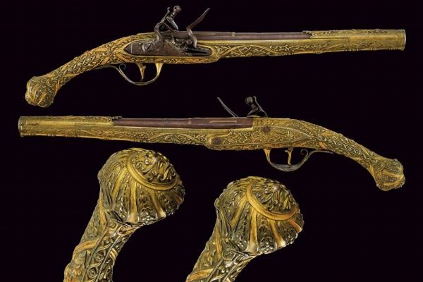 Bella coppia di pistole a pietra focaia con fornimenti intagliati  - Asta Rare Armi Antiche e Armature da Tutto il Mondo - Associazione Nazionale - Case d'Asta italiane