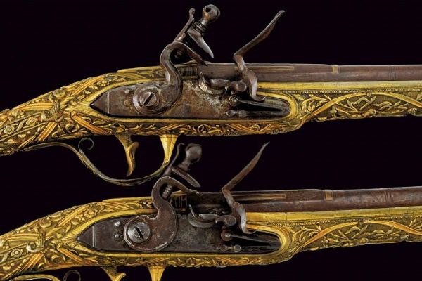 Bella coppia di pistole a pietra focaia con fornimenti intagliati  - Asta Rare Armi Antiche e Armature da Tutto il Mondo - Associazione Nazionale - Case d'Asta italiane