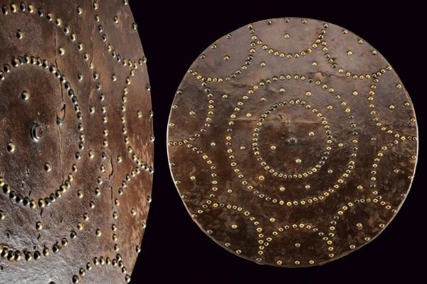 Rarissima targhetta  - Asta Rare Armi Antiche e Armature da Tutto il Mondo - Associazione Nazionale - Case d'Asta italiane