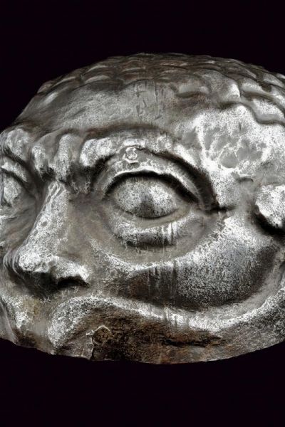 Elmo sbalzato in stile Negroli  - Asta Rare Armi Antiche e Armature da Tutto il Mondo - Associazione Nazionale - Case d'Asta italiane