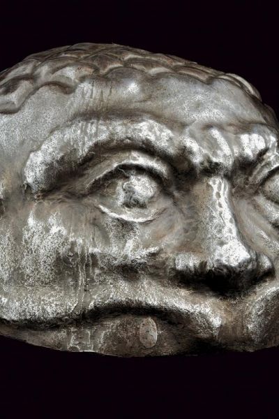 Elmo sbalzato in stile Negroli  - Asta Rare Armi Antiche e Armature da Tutto il Mondo - Associazione Nazionale - Case d'Asta italiane