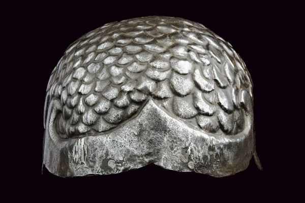 Elmo sbalzato in stile Negroli  - Asta Rare Armi Antiche e Armature da Tutto il Mondo - Associazione Nazionale - Case d'Asta italiane