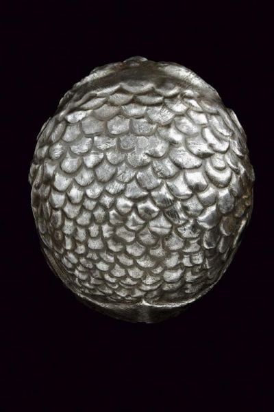 Elmo sbalzato in stile Negroli  - Asta Rare Armi Antiche e Armature da Tutto il Mondo - Associazione Nazionale - Case d'Asta italiane