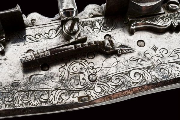 Elegante e rarissima batteria alla fiorentina a due cani  - Asta Rare Armi Antiche e Armature da Tutto il Mondo - Associazione Nazionale - Case d'Asta italiane