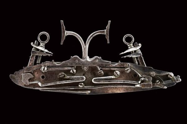 Elegante e rarissima batteria alla fiorentina a due cani  - Asta Rare Armi Antiche e Armature da Tutto il Mondo - Associazione Nazionale - Case d'Asta italiane