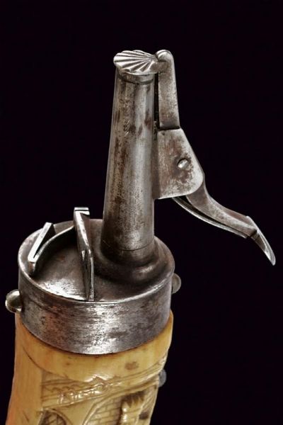 Bellissima fiasca da polvere in corno di cervo  - Asta Rare Armi Antiche e Armature da Tutto il Mondo - Associazione Nazionale - Case d'Asta italiane