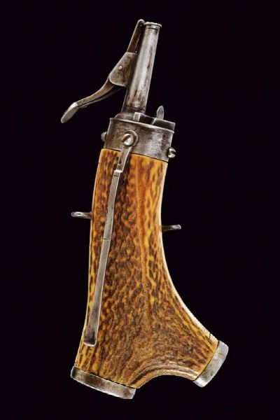 Bellissima fiasca da polvere in corno di cervo  - Asta Rare Armi Antiche e Armature da Tutto il Mondo - Associazione Nazionale - Case d'Asta italiane