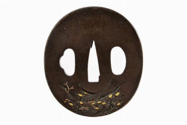 Tsuba in shibuichi, mei: Hirochika  - Asta Rare Armi Antiche e Armature da Tutto il Mondo - Associazione Nazionale - Case d'Asta italiane