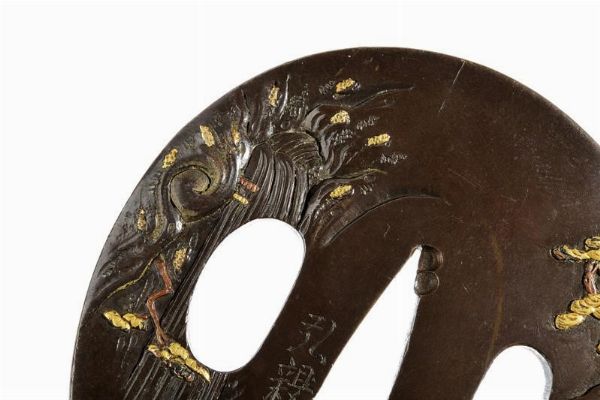 Tsuba in shibuichi, mei: Hirochika  - Asta Rare Armi Antiche e Armature da Tutto il Mondo - Associazione Nazionale - Case d'Asta italiane