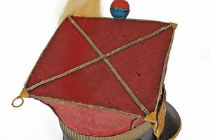 Chapka per compagnia di Stato Maggiore del 1 reggimento lancieri (trombettiere)  - Asta Rare Armi Antiche e Armature da Tutto il Mondo - Associazione Nazionale - Case d'Asta italiane