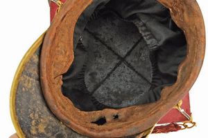 Chapka per compagnia di Stato Maggiore del 1 reggimento lancieri (trombettiere)  - Asta Rare Armi Antiche e Armature da Tutto il Mondo - Associazione Nazionale - Case d'Asta italiane