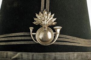 Bonetto da capitano del Reggimento Carabinieri Esteri  - Asta Rare Armi Antiche e Armature da Tutto il Mondo - Associazione Nazionale - Case d'Asta italiane