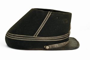 Bonetto da capitano del Reggimento Carabinieri Esteri  - Asta Rare Armi Antiche e Armature da Tutto il Mondo - Associazione Nazionale - Case d'Asta italiane