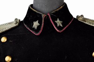 Rara uniforme da ufficiale medico della Croce Rossa  - Asta Rare Armi Antiche e Armature da Tutto il Mondo - Associazione Nazionale - Case d'Asta italiane