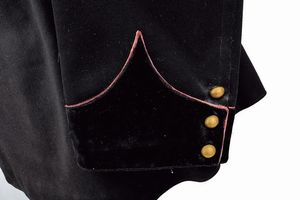 Rara uniforme da ufficiale medico della Croce Rossa  - Asta Rare Armi Antiche e Armature da Tutto il Mondo - Associazione Nazionale - Case d'Asta italiane