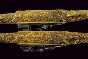 Bella coppia di pistole a pietra focaia con fornimenti intagliati  - Asta Rare Armi Antiche e Armature da Tutto il Mondo - Associazione Nazionale - Case d'Asta italiane