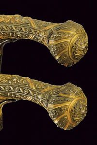 Bella coppia di pistole a pietra focaia con fornimenti intagliati  - Asta Rare Armi Antiche e Armature da Tutto il Mondo - Associazione Nazionale - Case d'Asta italiane