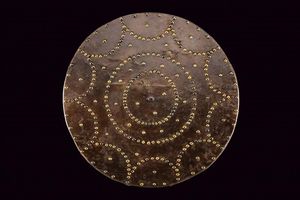 Rarissima targhetta  - Asta Rare Armi Antiche e Armature da Tutto il Mondo - Associazione Nazionale - Case d'Asta italiane