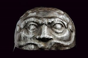 Elmo sbalzato in stile Negroli  - Asta Rare Armi Antiche e Armature da Tutto il Mondo - Associazione Nazionale - Case d'Asta italiane