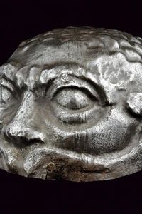 Elmo sbalzato in stile Negroli  - Asta Rare Armi Antiche e Armature da Tutto il Mondo - Associazione Nazionale - Case d'Asta italiane