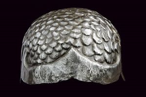 Elmo sbalzato in stile Negroli  - Asta Rare Armi Antiche e Armature da Tutto il Mondo - Associazione Nazionale - Case d'Asta italiane