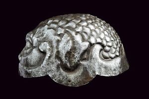 Elmo sbalzato in stile Negroli  - Asta Rare Armi Antiche e Armature da Tutto il Mondo - Associazione Nazionale - Case d'Asta italiane