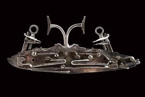 Elegante e rarissima batteria alla fiorentina a due cani  - Asta Rare Armi Antiche e Armature da Tutto il Mondo - Associazione Nazionale - Case d'Asta italiane