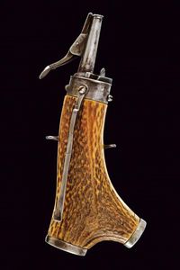 Bellissima fiasca da polvere in corno di cervo  - Asta Rare Armi Antiche e Armature da Tutto il Mondo - Associazione Nazionale - Case d'Asta italiane