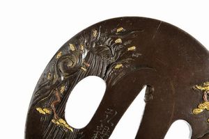Tsuba in shibuichi, mei: Hirochika  - Asta Rare Armi Antiche e Armature da Tutto il Mondo - Associazione Nazionale - Case d'Asta italiane