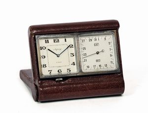 ASPREY - ASPREY. Orologio da scrivania in pelle e metallo con triplo calendario. Realizzato nel 1940 circa
