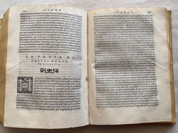 SANSOVINO FRANCESCO. Dell'historia universale dell'origine et imperio de Turchi raccolta da m. Francesco Sansovino. Libri tre. Ne quali si contengono le leggi, gli offici, i costumi di quella natione così in tempo di pace come di guerra ... Con le vite particolari de i principi Ottomanni cominciando dal primo che fondò il Regno sino al presente sultan Solimano. Con Privilegio per anni X. Venice: (Francesco Sansovino editor): appresso Francesco Rampazetto, 1564.  - Asta Libri antichi, rarit bibliografiche e prime edizioni del '900 - Associazione Nazionale - Case d'Asta italiane