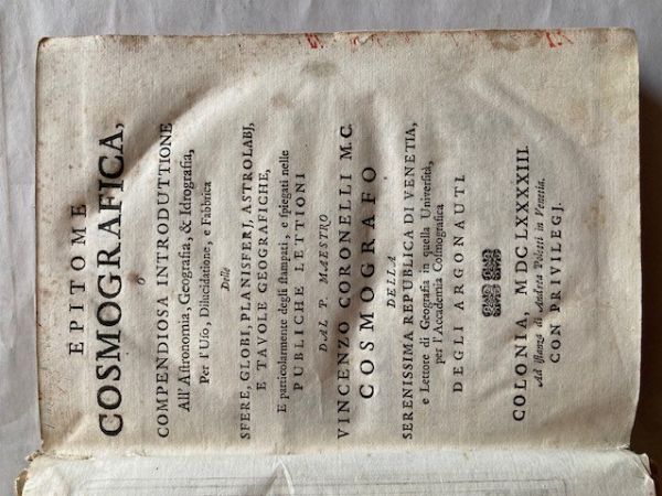 CORONELLI, VINCENZO MARIA. Epitome cosmografica o Compendiosa introduttione all'astronomia, geografia, e idrografia, per l'uso, dilucidatione, e fabbrica delle sfere, globi, planisferj, astrolabj, e tavole geografiche. Cologne (ma Venezia), Andrea Poletti, 1693.  - Asta Libri antichi, rarit bibliografiche e prime edizioni del '900 - Associazione Nazionale - Case d'Asta italiane